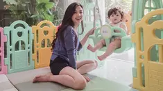 Jarang muncul di layar kaca, Franda kini memilih fokus untuk mengurus anak semata wayangnya. Franda dan Samuel Zylgwyn menikah pada 8 Agustus 2016. Kini kebahagian keduanya semakin lengkap dengan kehadiran putri cantik mereka yang bernama Zylvechia Ecclesie Heckenbücker.(Liputan6.com/IG/@frandaaa87)