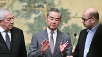 Utusan Fatah Mahmoud al-Aloul, Menteri Luar Negeri China Wang Yi, dan perwakilan Hamas Mussa Abu Marzuk di Beijing pada 23 Juli 2024. (Dok. AFP/Pool/Pedro Pardo)