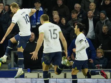 Pemain Tottenham Hotspur, Harry Kane, melakukan selebrasi setelah mencetak gol ke gawang Everton pada laga Liga Inggris di Stadion Goodison Park, Selasa (4/4/2023). Spurs berhasil mencuri poin saat bertandang ke markas Everton. (AP Photo/Jon Super)