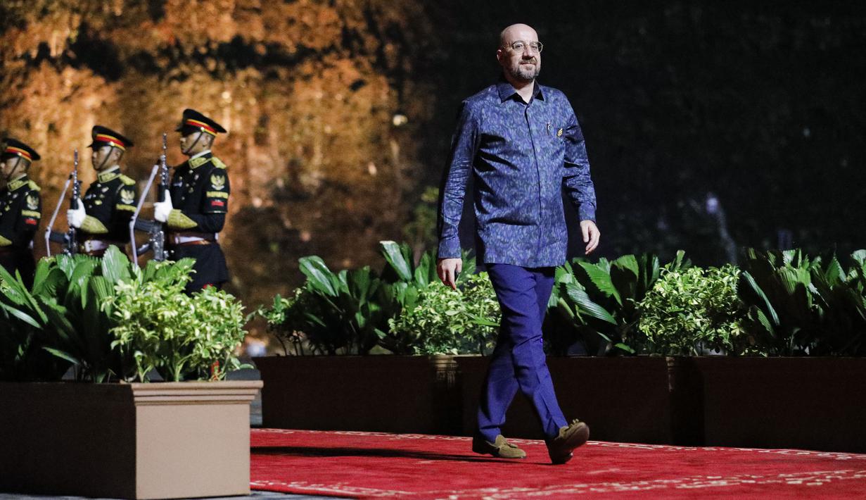 Presiden Dewan Eropa Charles Michel berjalan  setibanya pada 'Welcoming Dinner and Cultural Performance G20 Indonesia' di Taman Budaya Garuda Wisnu Kencana Bali, Selasa malam (15/11/2022). (Willy Kurniawan/Pool Photo via AP)
