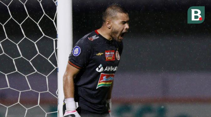 Kiper Persija Jakarta, Andritany Ardhiyasa meneriaki rekannya saat melawan PSIS Semarang dalam laga pekan kedua BRI Liga 1 2021/2022 di Indomilk Arena, Tangerang, Minggu (12/9/2021). Kedua tim bermain imbang 2-2. (Foto: Bola.Com/M. Iqbal Ichsan)