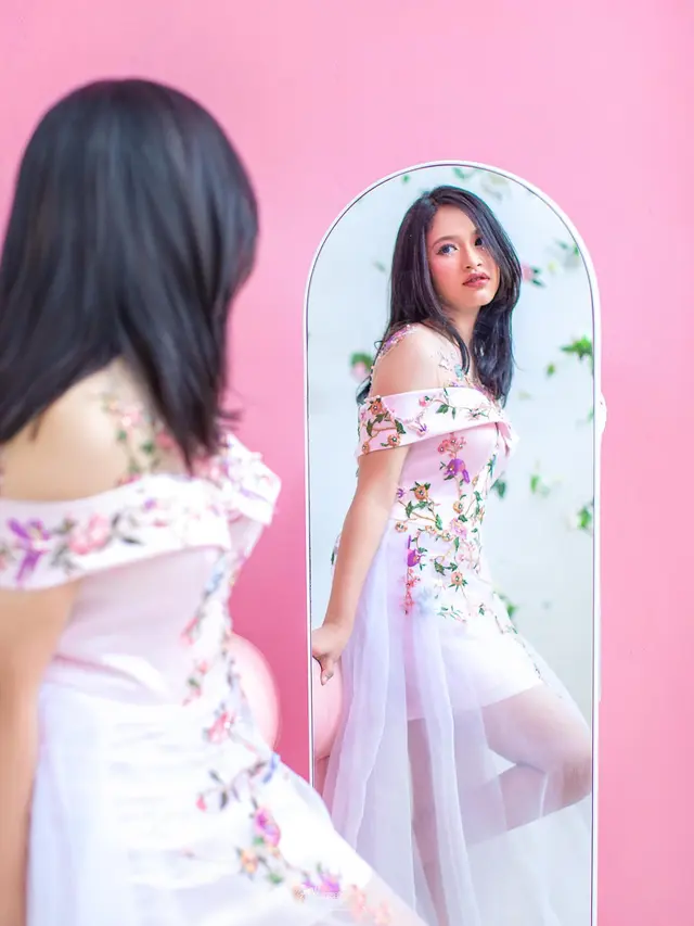 7 Potret Shakiena Azalea Putri Pasha Ungu yang Kini Jadi Vokalis Band