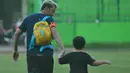 Suasana kekeluargaan tercipta pada sesi latihan sore itu, baik buah hati Hamka Hamzah maupun para pemain terhibur dengan kebersamaan yang tercipta. (Bola.com/Iwan Setiawan)