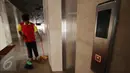 Petugas membersihkan lantai di sekitar lift khusus Raja Salman bin Abdul Aziz al-Saud di Masjid Istiqlal, Jakarta, Minggu (26/2). Raja Salman akan melakukan solat sunah setelah memberikan pidato kenegaraan di Gedung DPR. (Liputan6.com/Immanuel Antonius)