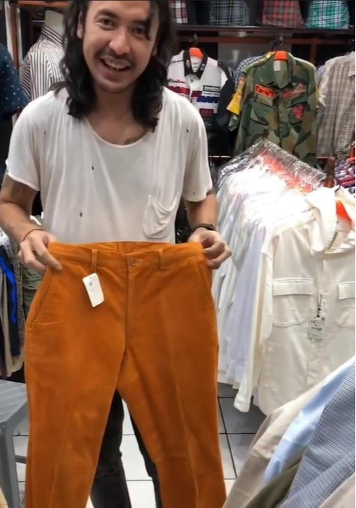 Potret Ello Vokalis Band Dewa 19 Thrifting di Pasar Baru Pakai Kaos Oblong Bolong-Bolong, Tetap Ganteng Meski Tampil Lusuh
