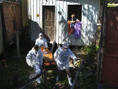 Anggota keluarga menyaksikan petugas pemakaman mengeluarkan jenazah Amelia Dias Nascimento (94) yang meninggal akibat komplikasi COVID-19 di rumahnya, di Manaus, negara bagian Amazonas (22/1/2021). Jumlah orang meninggal di rumah di tengah pandemi meningkat di Brasil. (AP Photo/Edmar Barros)