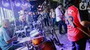 Grup musik OP Voice Band tampil dalam acara bertajuk Musik Tepi Barat dan Timur di jalur pedestrian kawasan Sudirman, Jakarta, Jumat (22/11/2019). Acara musik itu bertujuan untuk menghibur para pejalan kaki dan pekerja kantoran yang beraktivitas di kawasan tersebut. (Liputan6.com/Faizal Fanani)