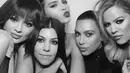 Keluarga Kardashian-Jenner memang tak segan untuk mengubah bentuk tubuhnya dengan operasi plastik. Termasuk membuat bibir mereka agar terlihat mengoda. (KKW)