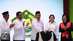Menteri Agama, Lukman Hakim Saifuddin (tengah) bersama Menko PMK, Puan Maharani menekan tombol Deklarasi Gerakan Nasional Revolusi Mental Dimulai dari Pendidikan di Senayan, Jakarta, Selasa (15/12/2015). (Liputan6.com/Helmi Fithriansyah)
