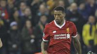 Pemain Liverpool, Georginio Wijnaldum (kanan) saat berebut bola dengan pemain Maribor, Dino Hotic pada laga Liga Champions grup E di Stadion Anfield, Liverpool, (1/11/2017). Liverpool menang 3-0. (AP/Rui Vieira)