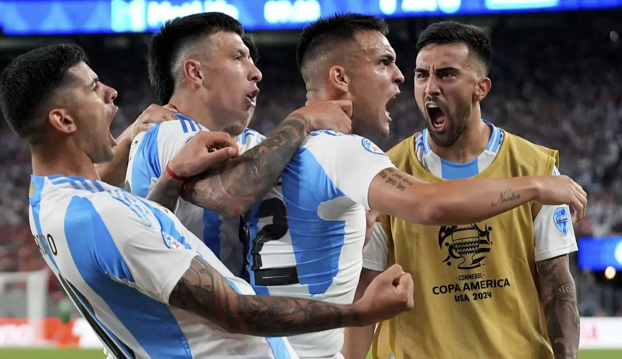 Pemain Argentina, Lautaro Martinez (kedua kanan) merayakan gol bersama rekannya pada laga Grup A Copa America 2024 melawan Chili di MetLife Stadium, East Rutherford, New Jersey, Rabu (26/06/2024) WIB. (AP Photo/Julia Nikhinson)