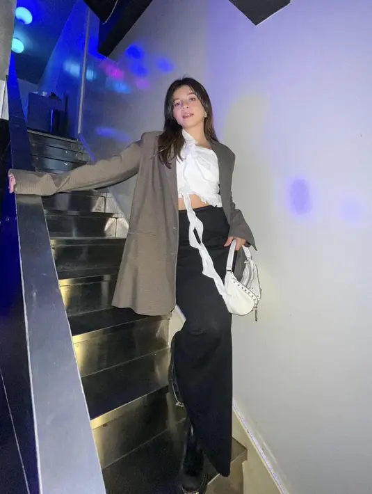 Crop top dan long skirt serta oversized blazer membuat gayanya semakin chic.  [Foto: Instagram/ sharazaaa]