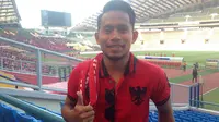 Andik Vermansah mendukung Timnas Indonesia U-22 di Stadion Shah Alam, Selangor, Malaysia, Kamis (24/8/2017). (Bola.com/Benediktus Gerendo Pradigdo)
