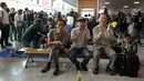 Orang-orang bertepuk tangan melihat berita pertemuan Presiden AS Donald Trump dan pemimpin Korea Utara Kim Jong-un di Seoul Railway Station, Korea Selatan, Selasa (12/6). Untuk pertama kalinya dalam sejarah, Trump dan Kim bertemu. (AP/Ahn Young-joon)