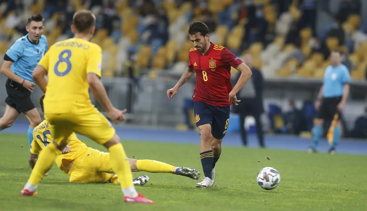 Pemain Spanyol Dani Ceballos (tengah) mengontrol bola saat menghadapi Ukraina pada pertandingan UEFA Nations League di Olimpiyskiy Stadium, Kyiv, Ukraina, Selasa  (13/10/2020). Ukraina memenangkan pertandingan tersebut 1-0. (AP Photo/Efrem Lukatsky)