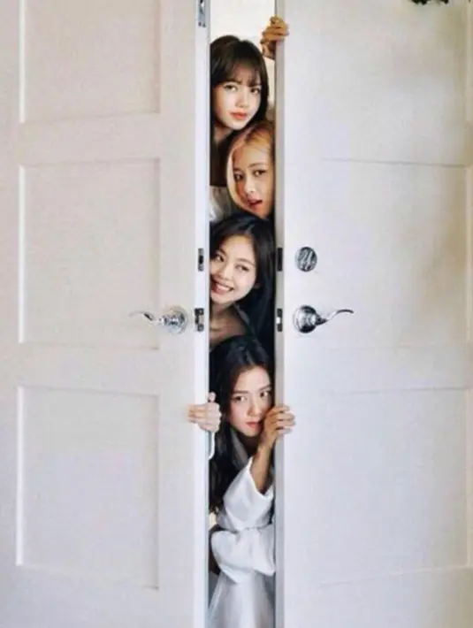 Sekarang, mari membandingkan dengan wajah Lisa, Rose, Jennie dan Jisoo di masa kini. (Foto: Instagram/ roses_are_rosie)