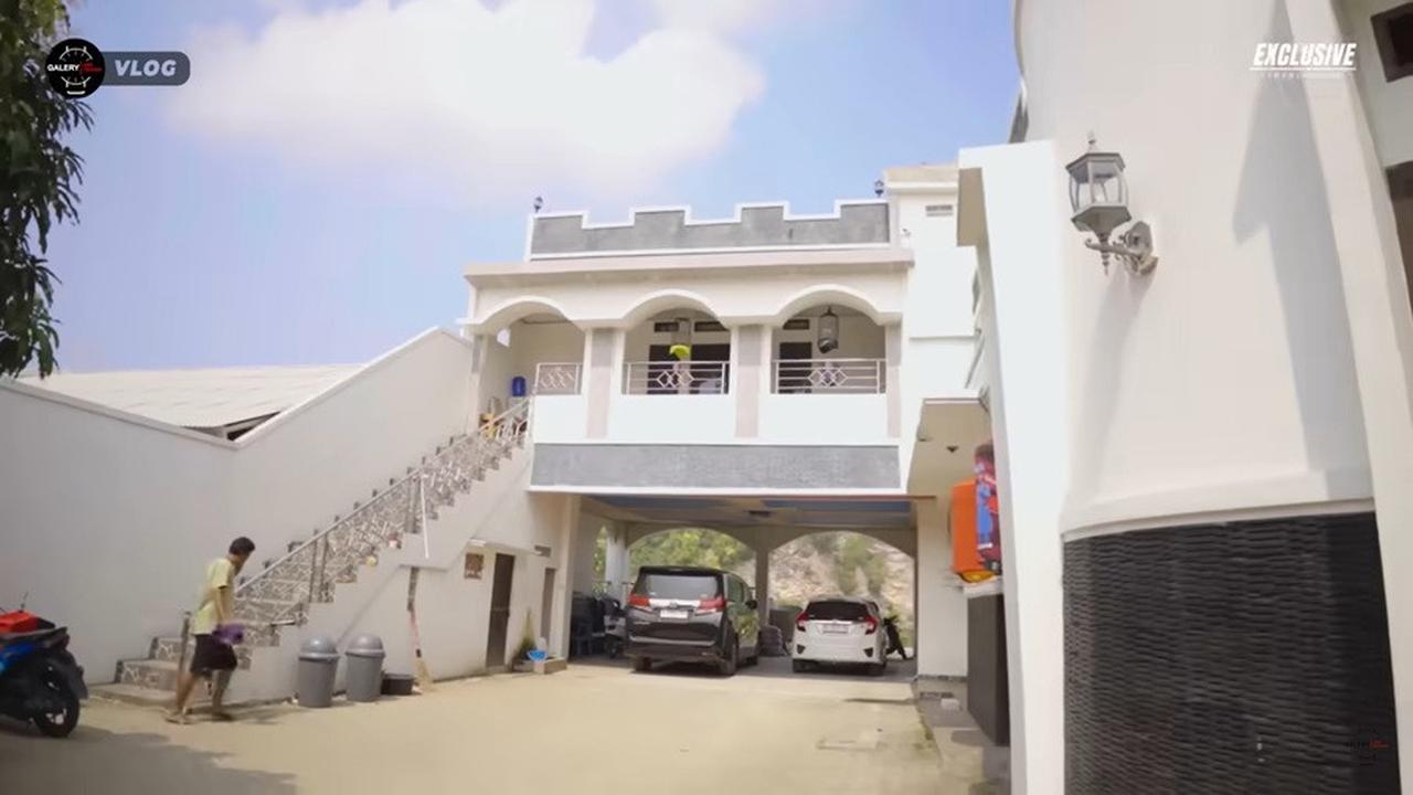 Sebagai seorang musisi, tidak lengkap rasanya bila rumah Andika tidak memiliki nuansa musik.