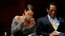 Rihanna duduk bersama direktur Harvard Foundation, Allen Counter saat menghadiri penyerahan penghargaan Humanitarian of the Year 2017 dari Universitas Harvard di Cambridge, (28/2). (AP Photo/Steven Senne)