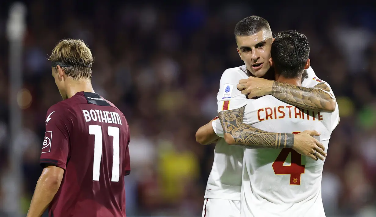 Pemain AS Roma Bryan Cristante merayakan gol pertama timnya atas Salernitana pada pertandingan sepak bola Serie A Italia di Stadion Arechi, Salerno, Italia, 14 Agustus 2022. AS Roma menang 1-0. (Alessandro Garofalo/LaPresse via AP)