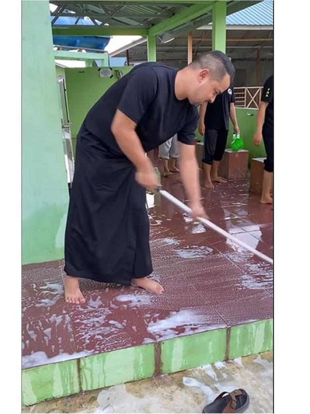 6 Potret Kegiatan Artis Jelang Ramadan, Sultan Djorghi Ikut Bersihkan Masjid