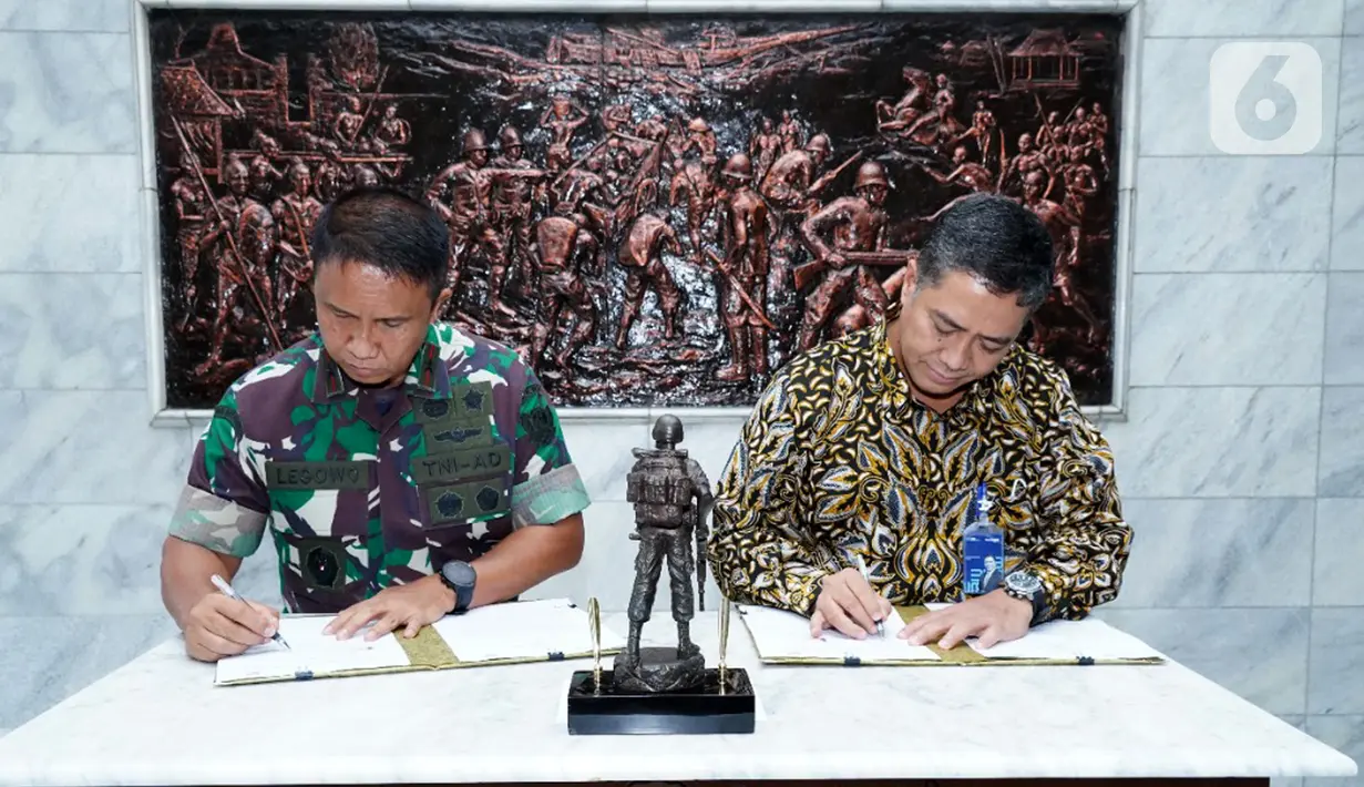 (ki-ka) Gubernur Akademi Militer Brigjen TNI Legowo WR Jatmiko dan Direktur Consumer and Commercial Lending Bank BTN Hirwandi Gafar saat penandatangan perjanjian nota kesepahaman di Akademi Militer, Magelang, Jawa Tengah Selasa (11/01/2022). (Liputan6.com/HO/BTN)