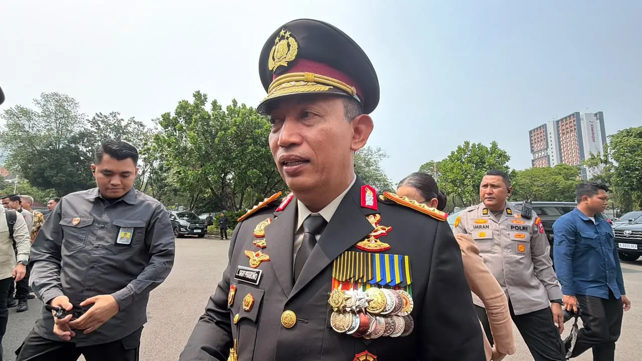 Kapolri Jenderal Listyo Sigit saat memasuki Istana Kepresidenan, Jakarta. (Liputan6/Lizsa Egeham)