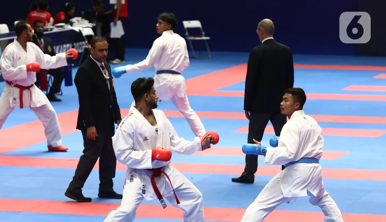 Karateka Indonesia, Sandy Firmansyah (kanan) saat melawan Sigh G (India) di babak eliminasi Kumite 84kg+ Kejuaraan Karate Internasional WKF Series A 2022 di Istora Gelora Bung Karno, Jakarta, Jumat (18/11/2022). 65 negara mengikuti Kejuaraan Karate Internasional WKF Series A 2022 dengan total 670 atlet. (Liputan6.com/Helmi Fithriansyah)