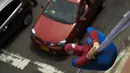 Jahn Fredy Duque beraksi di jalanan Bogota, Kolombia, Senin (24/4). Duque mencari nafkah dengan melakukan atraksi layaknya Spiderman. (AFP Photo/RAUL ARBOLEDA)