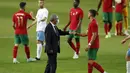 Pelatih Portugal, Fernando Santos (kiri) merayakan kemenangan 4-0 atas Israel bersama striker Andre Silva dalam laga uji coba menjelang Euro 2020 di Jose Alvalade Stadium, Lisbon, Rabu (9/6/2021). (AP/Armando Franca)