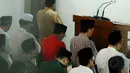 Gubernur DKI Jakarta non-aktif itu berdiri di shaf terdepan mengenakan kemeja kotak-kotak dan peci hitam, Cilegon, Selasa (1/7/14). (Liputan6.com/Andrian M Tunay)