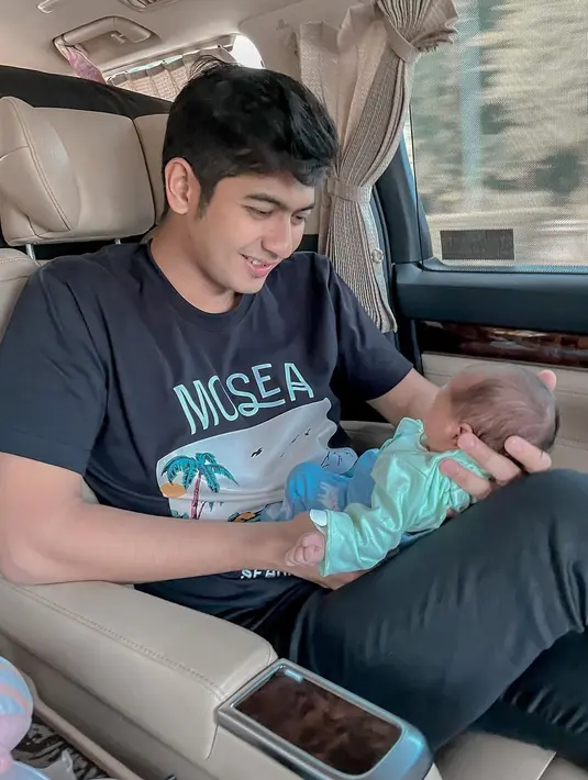Teuku Ryan memangku bayinya di dalam mobil. (Foto: Instagram/ teukuryantr)