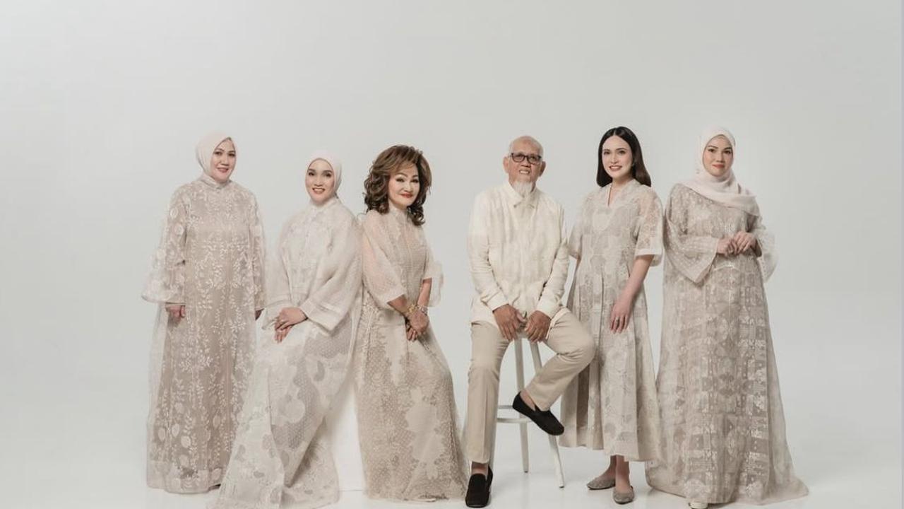 7 Potret Keluarga Besar Shandy Aulia yang Tampil Kompak dalam Busana Krem