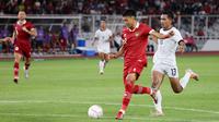 Pemain Timnas Indonesia,&nbsp;Dendy Sulistyawan (dua kanan) berusaha menjebol gawang Kamboja&nbsp;setelah laga Grup A Piala AFF 2022 melawan Timnas Kamboja di Stadion Utama Gelora Bung Karno, (SUGBK), Jumat (23/12/2022). (Bola.com/M Iqbal Ichsan)