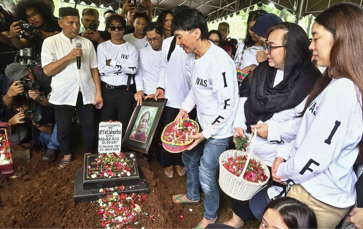 Foto: Tangis Haru Pemakaman Bunda Iffet