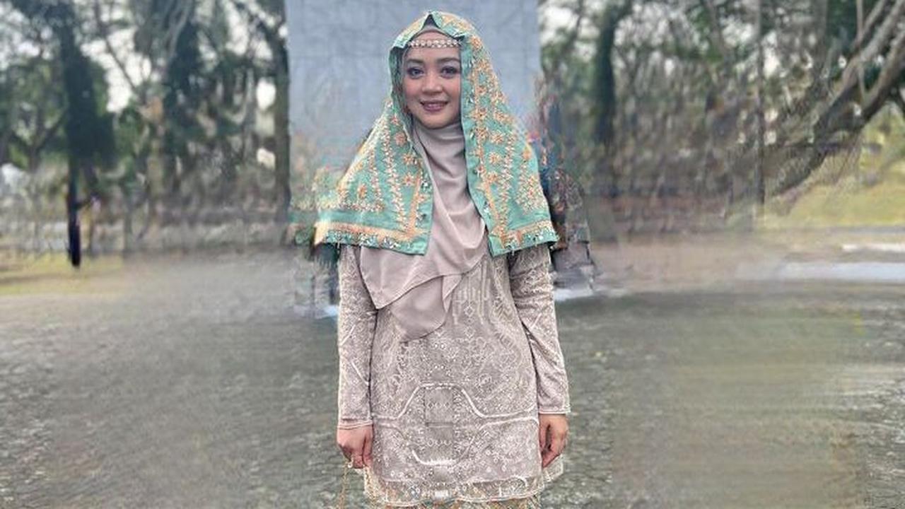 Potret Nuri bikin salfok netizen. Meski menjadi ibu dari tiga anak, penampilannya tetap cantik.