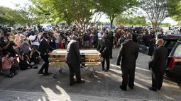 Peti mati berisi jenazah George Floyd dibawa setelah penghormatan terakhir di Gereja Fountain of Praise, Houston, Amerika Serikat, Senin (8/6/2020). Floyd Mayweather, mantan petinju Amerika Serikat, telah membayar peti mati berlapis emas untuk George Floyd. (AP Photo/David J. Phillip, Pool)