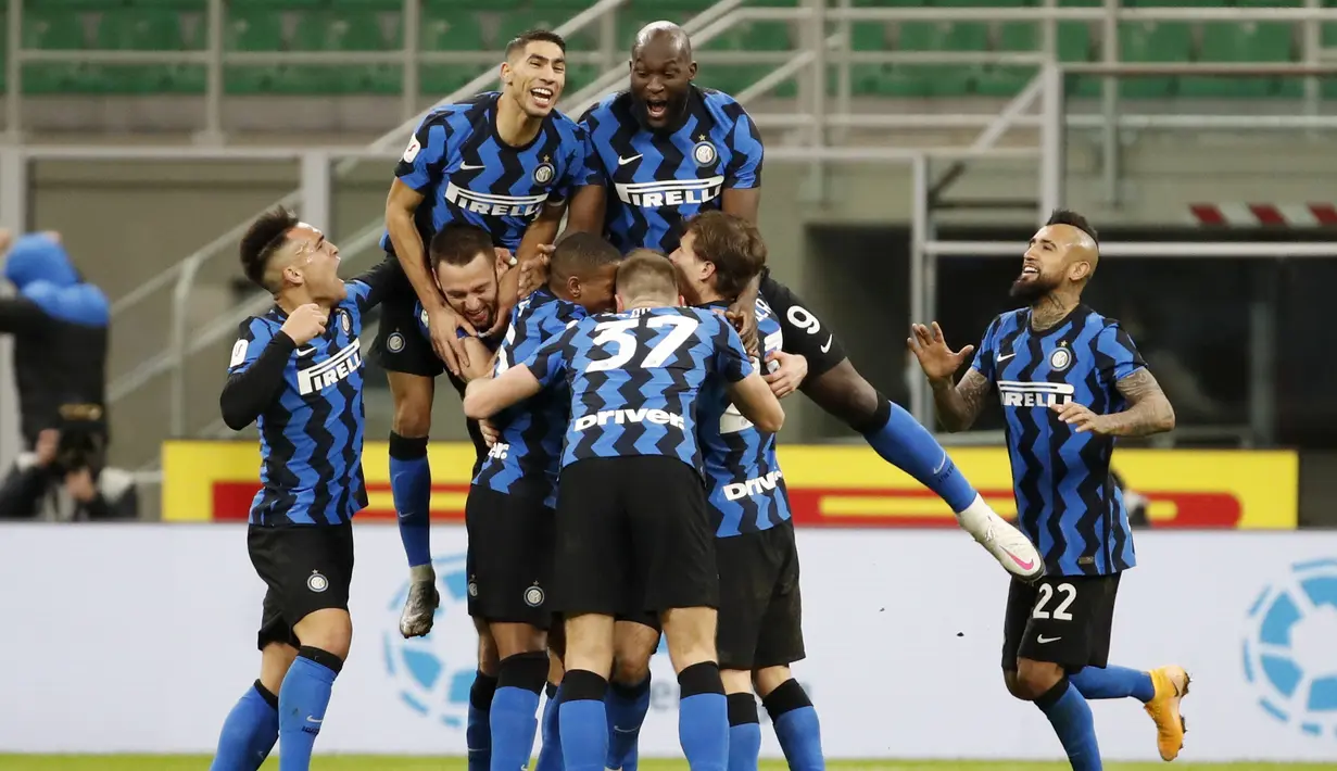 Para pemain Inter Milan merayakan gol yang dicetak oleh Christian Eriksen ke gawang AC Milan pada laga perempat final Coppa Italia di Giuseppe Meazza, Selasa (26/1/2021). Inter Milan menang dengan skor 2-1. (AP/Antonio Calanni)