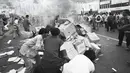 Peristiwa kerusuhan Mei 1998 di Jalan Samanhudi, Pasar Baru, massa merusak lalu membakar. (Source: IST)