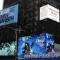 Layar iklan di Times Square, New York, AS menampilkan jumlah kematian di kota tersebut. Layar iklan yang dipasang di Times Square itu disebut sebagai "Jam Kematian Trump." (Photo credit: (AFP Photo/TIMOTHY A. CLARY)