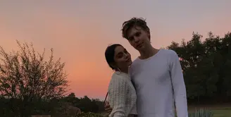 Vanessa Hudgens baru-baru ini bikin fans penasaran dengan pertanyaan dirinya sudah bertunangan dengan Austin Butler atau belum. (instagram/vanessahudgens)
