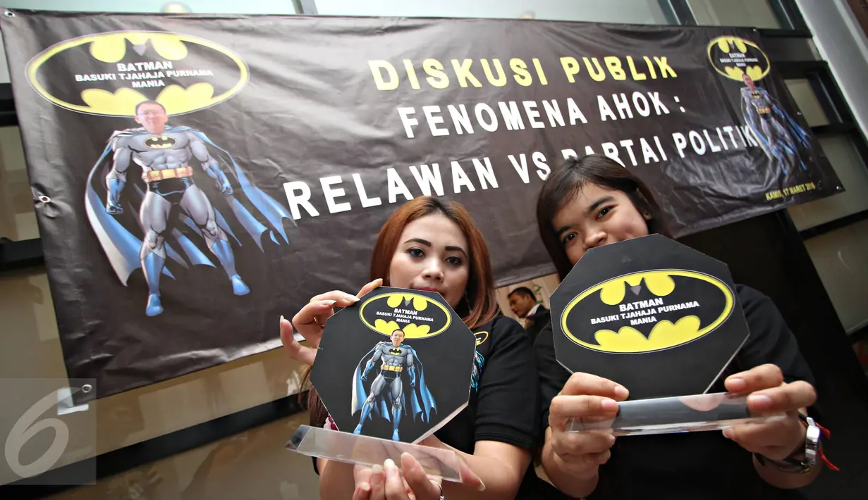 Relawan menunjukkan plakat Basuki Tjahaja Purnama Mania (Batman) di Jakarta, Kamis (17/3/2016). Batman menyatakan siap memenangkan Basuki Tjahaja Purnama sebagai Gubernur DKI Jakarta periode 2017-2022. (Liputan6.com/Immanuel Antonius) 