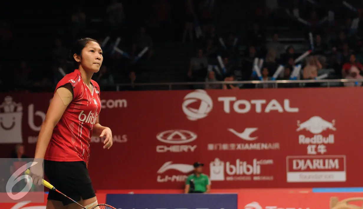 Pebulutangkis tunggal putri Indonesia, Lindaweni Fanetri saat berhadapan dengan Soraya De Visch Eijbergen (Belanda) di Total BWF Championships 2015 di Jakarta, Senin (10/8/2015). Lindaweni unggul 21-13 dan 21-15. (Liputan6.com/Helmi Fithriansyah)