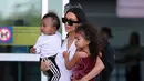 Kabarnya saat itu Kanye West tidak ikut bergabung dengan istri dan anak-anaknya berlibur. Namun Kim didampingi seorang baby sitter yang membantu menjaga anak-anaknya. (doc.dailymail.com)