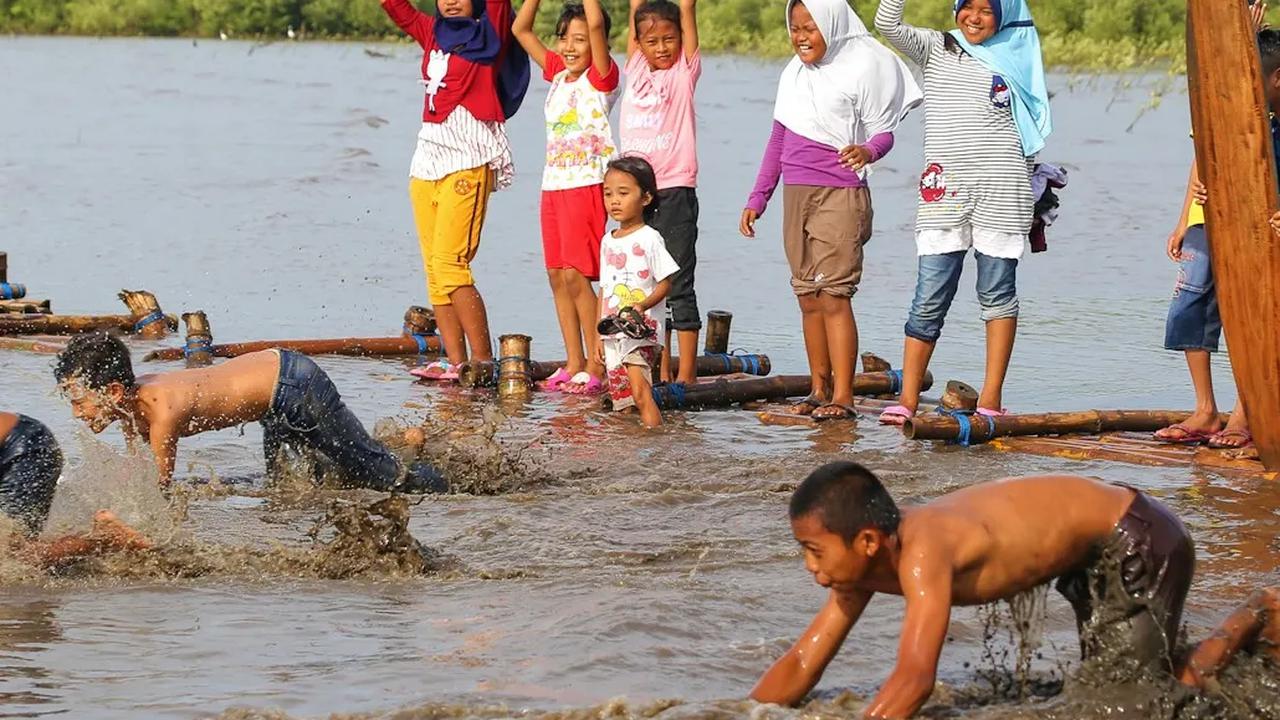 Tradisi Skilot di Pasuruan dilaksanakan setiap Lebaran Ketupat. Skilot dapat diartikan berselancar di atas lumpur. Dahulu, kegiatan ini dilakukan nelayan daerah pesisir untuk mencari ikan, kerang. Kini menjadi olahraga, permainan tradisional dan tradisi d