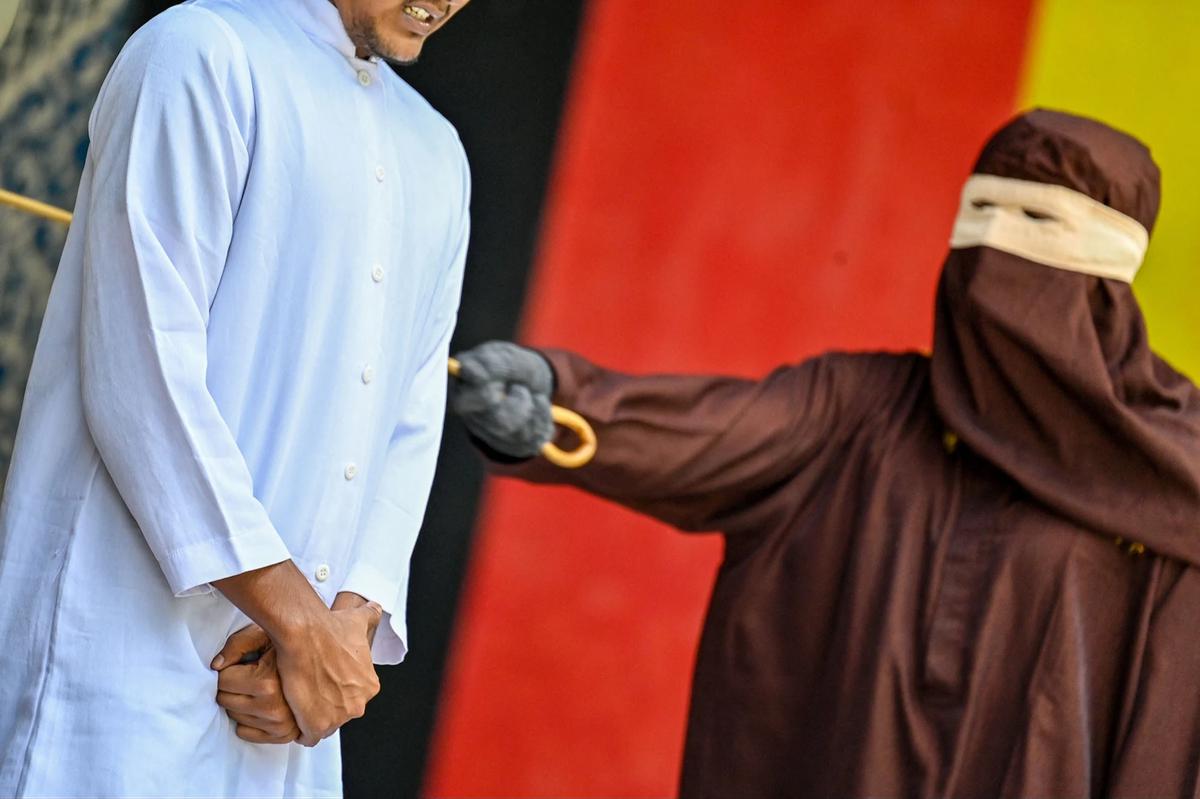 FOTO: Enam Pelanggar Qanun Jalani Hukuman Cambuk di Banda Aceh