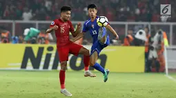Pemain Timnas Indonesia U-19, Saddil Ramdani (kiri) berebut bola dengan pemain Chinnese Taipei, Chiu Po Jui saat laga penyisihan Grup A Piala AFC U-19 2018 di Stadion GBK, Jakarta, Kamis (18/10). Indonesia unggul 3-1. (Liputan6.com/Helmi Fithriansyah)
