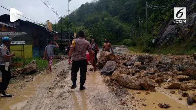 Hujan deras mengakibatkan longsor di perbatasan Riau dan Sumatera Barat. Material longsor berjatuhan menutupi sebagian jalan Riau-Sumbar.