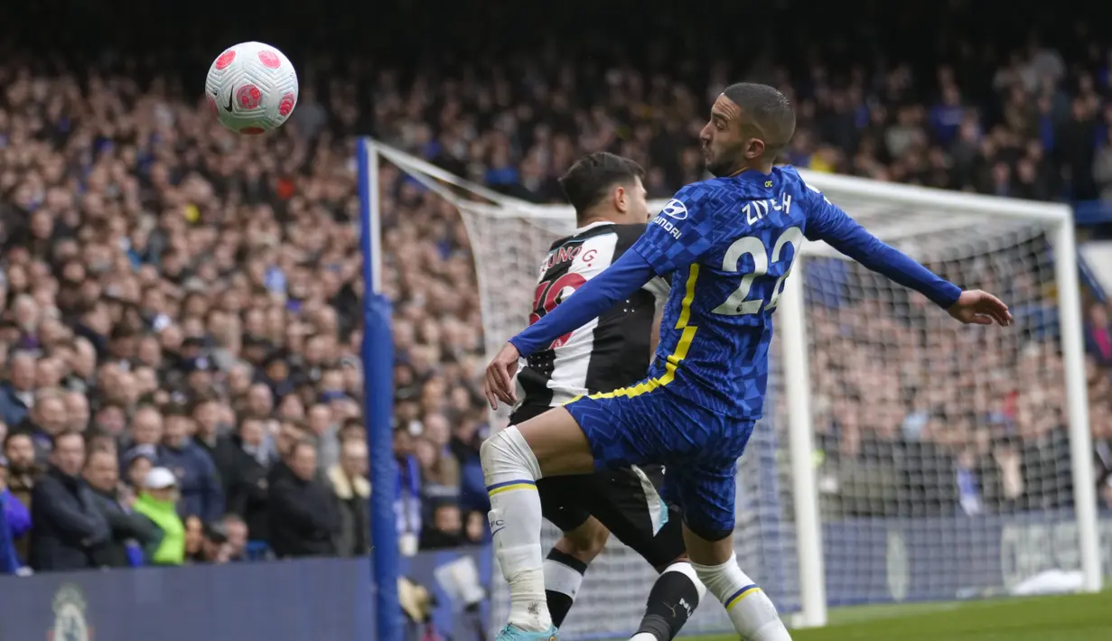 Gelandang Newcastle United, Bruno Guimaraes berebut bola dengan gelandang Chelsea, Hakim Ziyech pada pertandingan Liga Inggris di stadion Stamford Bridge, London (13/3/2022). Kemenangan Chelsea sekaligus menjaga jarak dengan Man City dan Liverpool di posisi dua besar. (AP Photo/Kirsty Wigglesworth)
