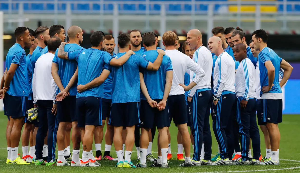 Pelatih Real Madrid Zinedine Zidane berbicara kepada pemainnya saat latihan di Stadion San Siro, Milan, Italia, (27/5). Real Madrid akan bertanding di Final Piala Champion melawan klub sekotanya, Athletico Madrid. (Reuters/Stefan Wermuth)