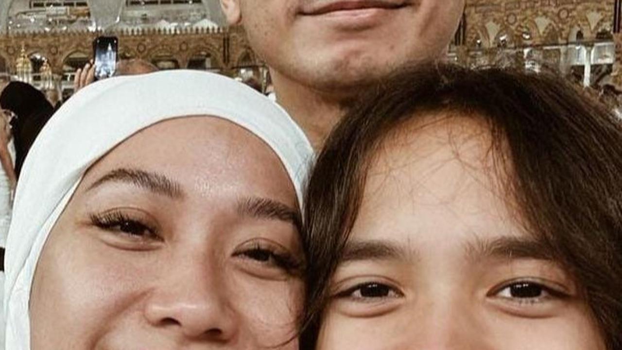 Potret Kebersamaan Tiko Aryawardhana dan Noah Sinclair Anak BCL di Tanah Suci, Akrab Banget & Tak Canggung